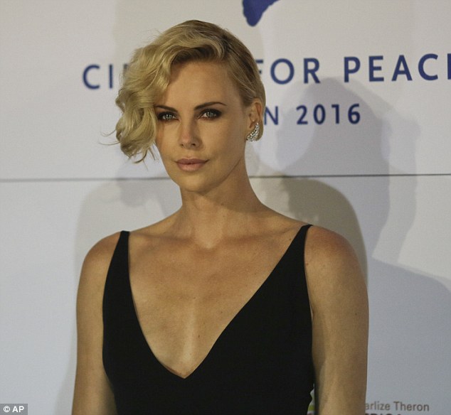 Η Σαρλίζ Θερόν προκαλεί εγκεφαλικά – ΦΩΤΟ