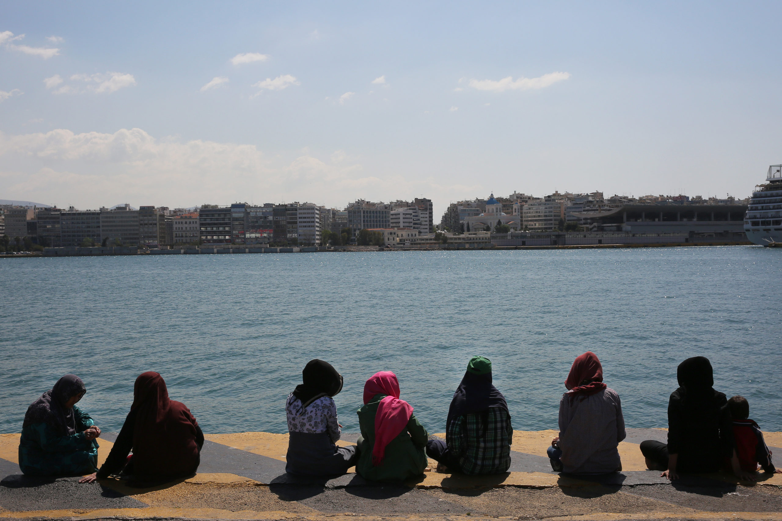 Σε εξέλιξη η μετακίνηση των μεταναστών από τον Πειραιά – Ποιες οικογένειες έχουν προτεραιότητα