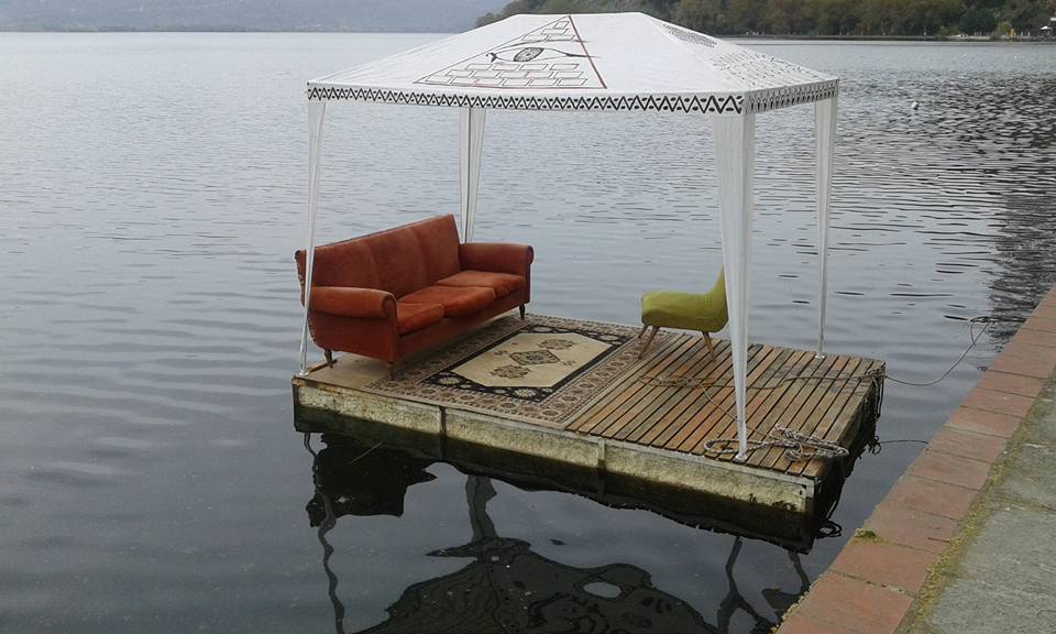 Tι δουλειά έχει ένα σαλόνι μέσα στη λίμνη της Καστοριάς – ΦΩΤΟ