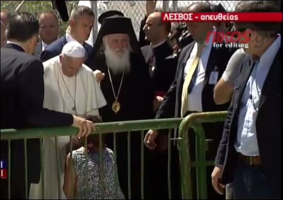 Η γυναίκα που ξέσπασε σε κλάματα γονατίζοντας μπροστά στον Πάπα – ΒΙΝΤΕΟ