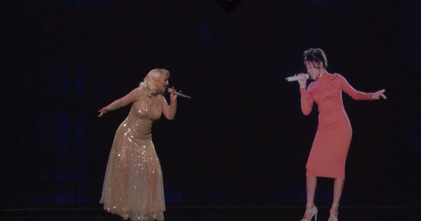 Το ντουέτο της Aγκιλέρα με το ολόγραμμα της Χιούστον που “κόπηκε” – ΒΙΝΤΕΟ