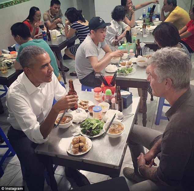 Η μπύρα του Ομπάμα με τον πασίγνωστο σεφ στο Βιετνάμ – ΦΩΤΟ
