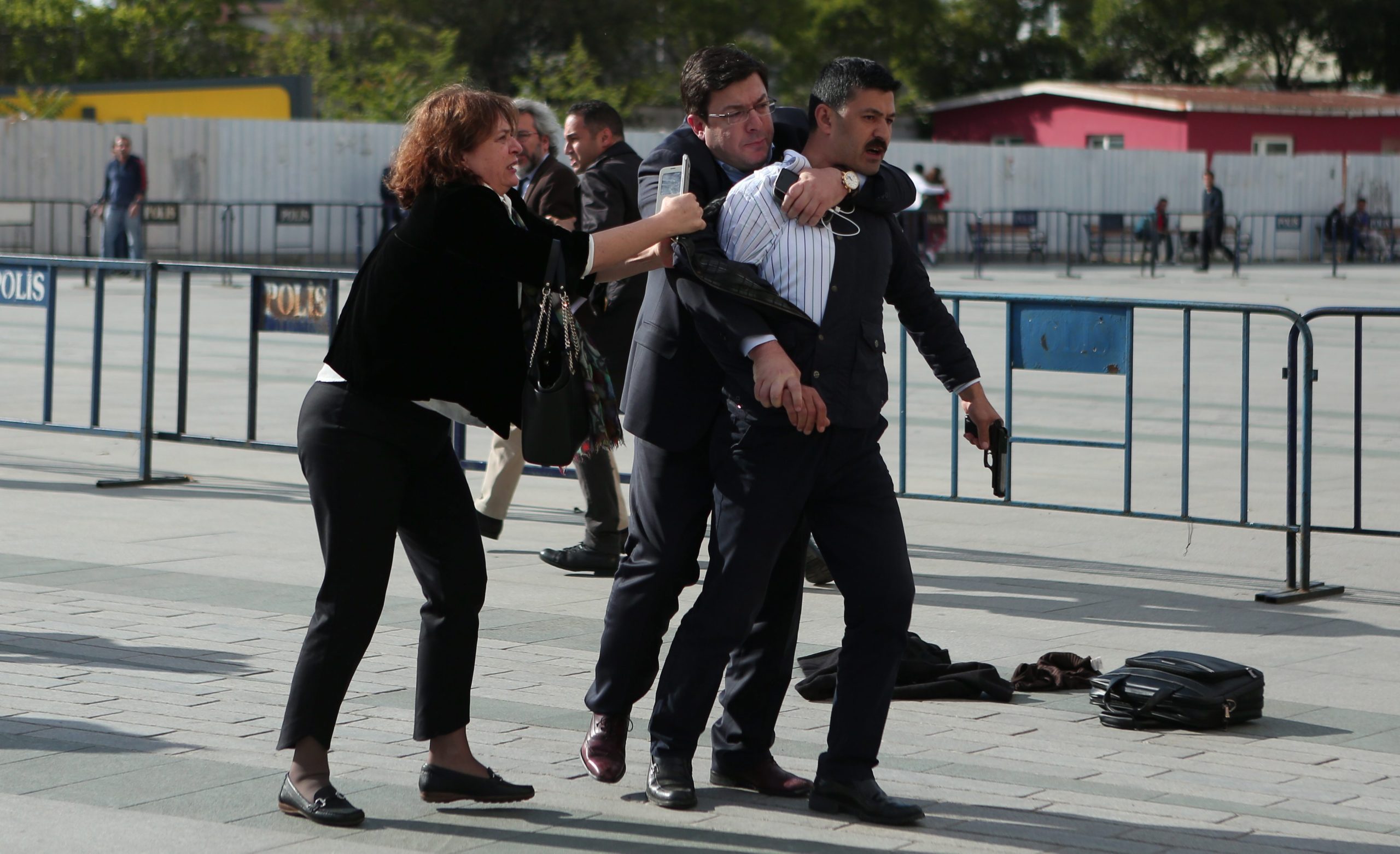 Η στιγμή της επίθεσης κατά του διευθυντή της τουρκικής εφημερίδας – ΒΙΝΤΕΟ