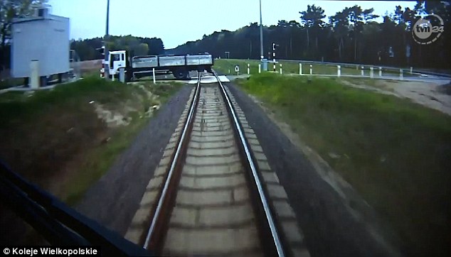 Σφοδρή σύγκρουση τρένου με φορτηγό στην Πολωνία – ΒΙΝΤΕΟ