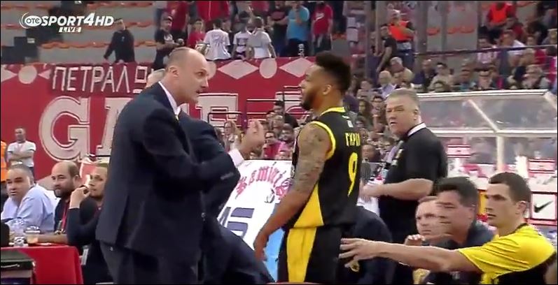 Η “έκρηξη” του Ζντοβτς σε τάιμ άουτ – Προσπάθησε να χτυπήσει παίκτη του – ΒΙΝΤΕΟ
