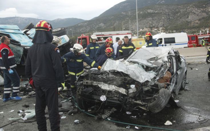 Σοκαριστικές ΦΩΤΟ από το τραγικό δυστύχημα στην Κινέτα – Αναζητείται η αιτία