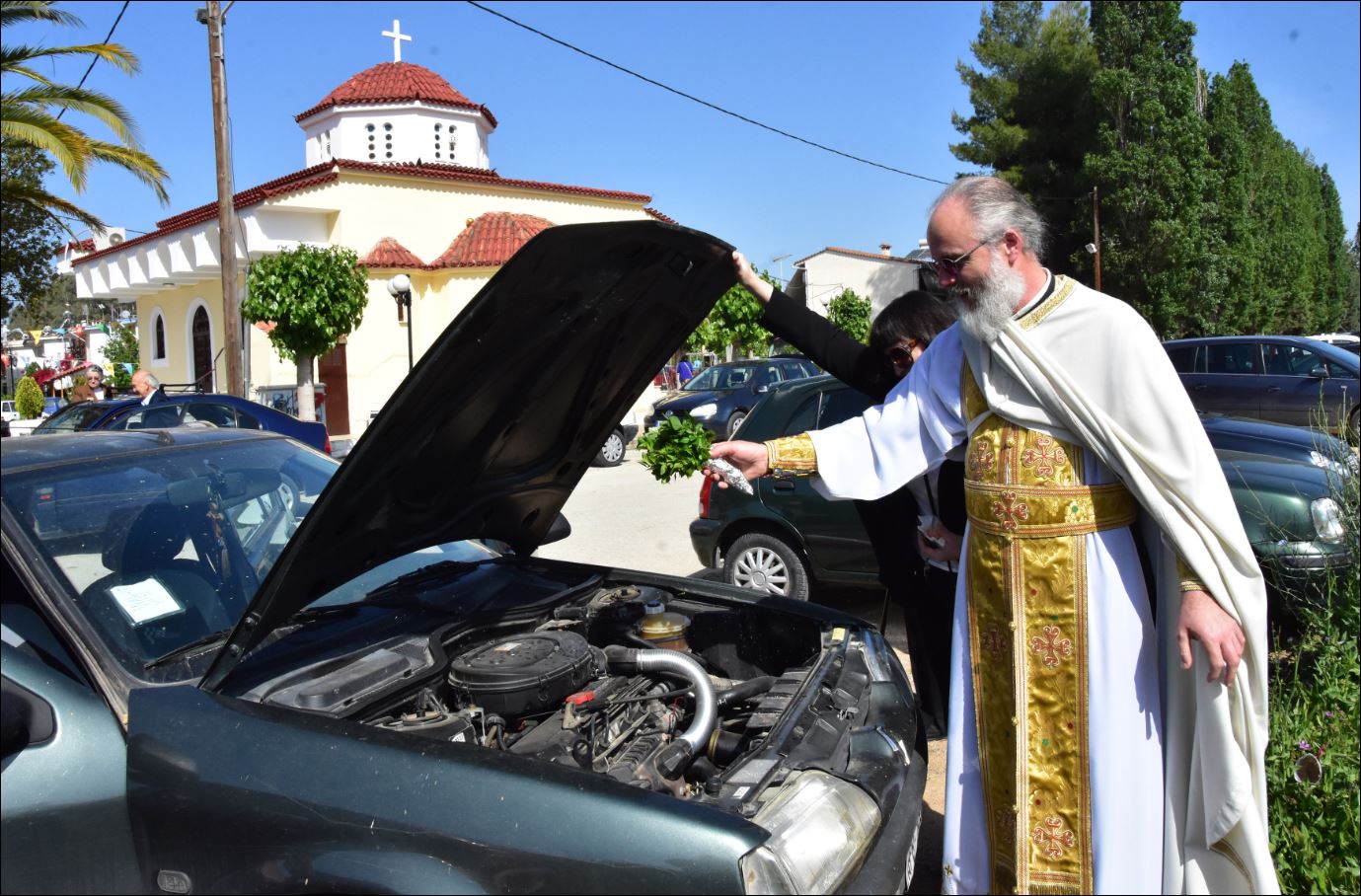 Ιερείς ευλογούν… αυτοκίνητα – ΦΩΤΟ
