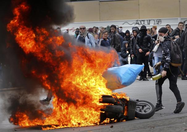 Ατμόσφαιρα “Αθήνας” στο Παρίσι με επεισόδια για τις μεταρρυθμίσεις – ΒΙΝΤΕΟ