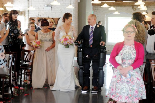 Η έκπληξη του πατέρα με τα κινητικά προβλήματα στον γάμο της κόρης του- ΦΩΤΟ – ΒΙΝΤΕΟ