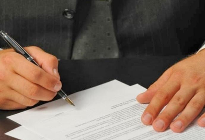 Αναστέλλουν την αποχή τους οι συμβολαιογράφοι