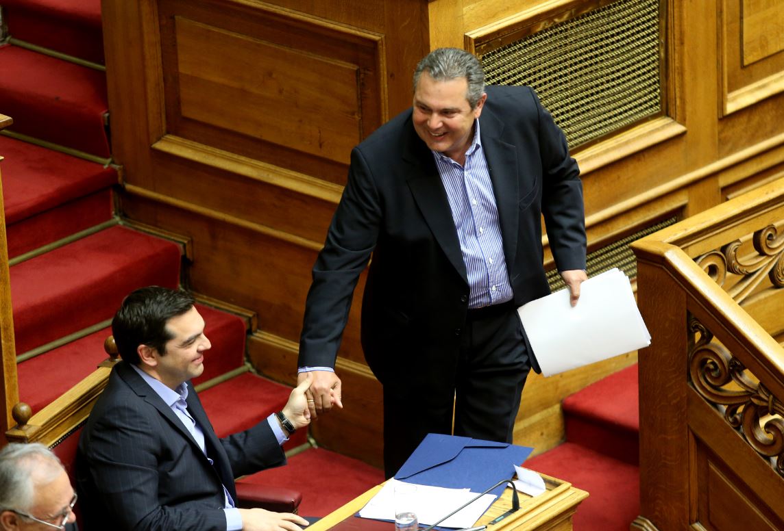 Τα χαμόγελα και η χειραψία Τσίπρα-Καμμένου – ΦΩΤΟ