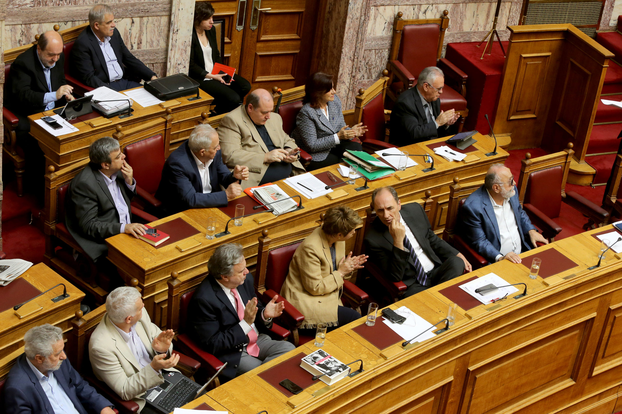 Το βιβλίο που διάβαζε στη βουλή ο Κατρούγκαλος – ΦΩΤΟ