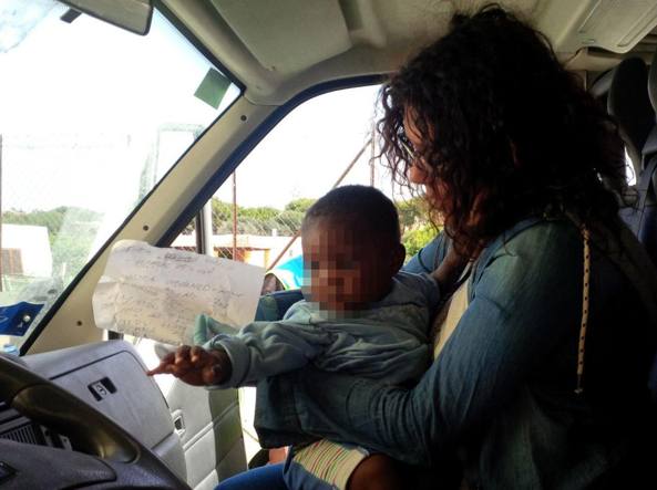 Μωρό εννέα μηνών έφτασε στη Λαμπεντούζα χάνοντας, όμως, τη μητέρα του