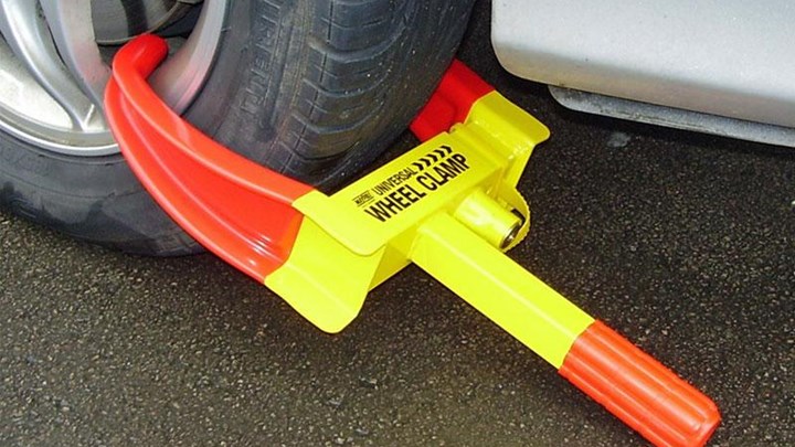 Καμίνης: Δαγκάνες από Δευτέρα σε παράνομα παρκαρισμένα αυτοκίνητα