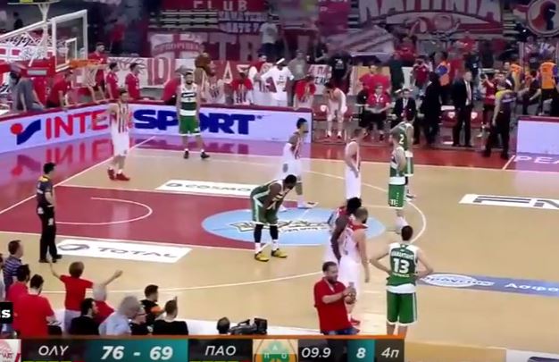 Έβγαλε selfie με τον Διαμαντίδη και τον Σπανούλη την ώρα του… παιχνιδιού – ΒΙΝΤΕΟ