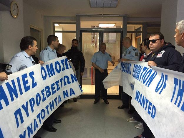 Παράσταση διαμαρτυρίας αστυνομικών στα γραφεία του ΣΥΡΙΖΑ – ΦΩΤΟ