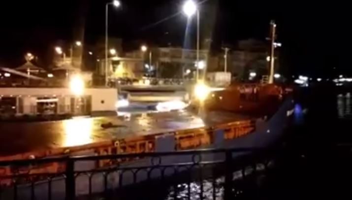 Πλοίο προσέκρουσε στη γέφυρα του Ευρίπου – ΒΙΝΤΕΟ