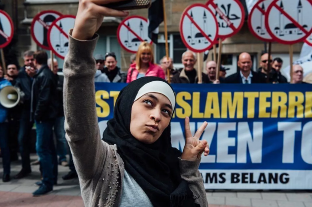 Η selfie νεαρής μουσουλμάνας σε ρατσιστική διαδήλωση που έγινε viral – ΦΩΤΟ
