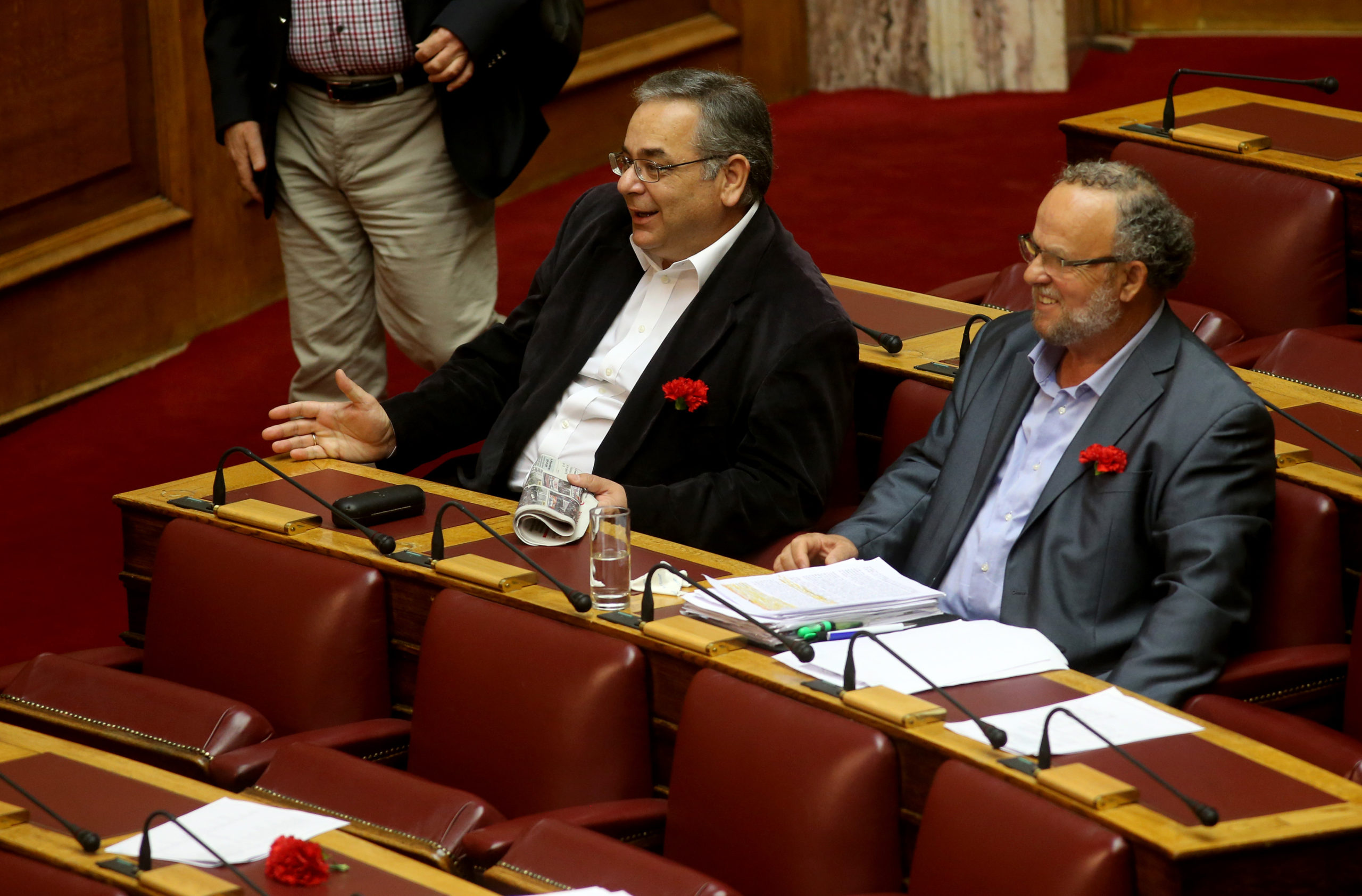 Οι βουλευτές του ΚΚΕ με κόκκινο γαρύφαλλο στο πέτο -ΦΩΤΟ