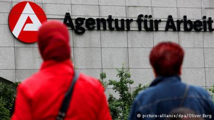 DW: Αισθητές αυξήσεις για τους Γερμανούς δημόσιους υπαλλήλους