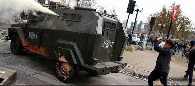 Χιλή: Μαθητές και φοιτητές συγκρούστηκαν με την αστυνομία στο Σαντιάγο