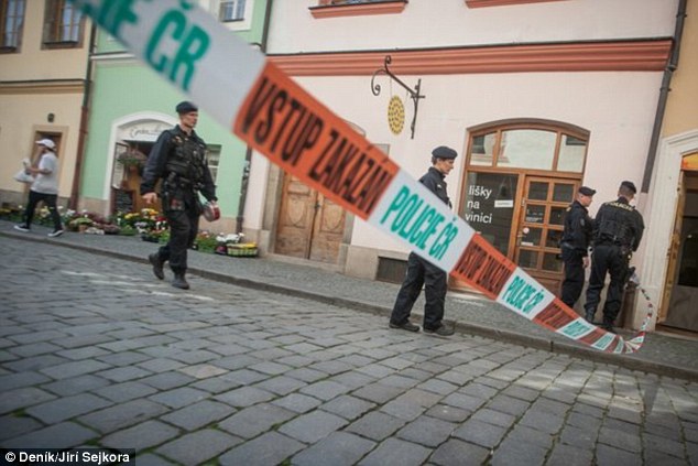 Πανικός στην Τσεχία – Εκκενώνουν πλατείες και σχολεία μετά τις απειλές για βόμβες
