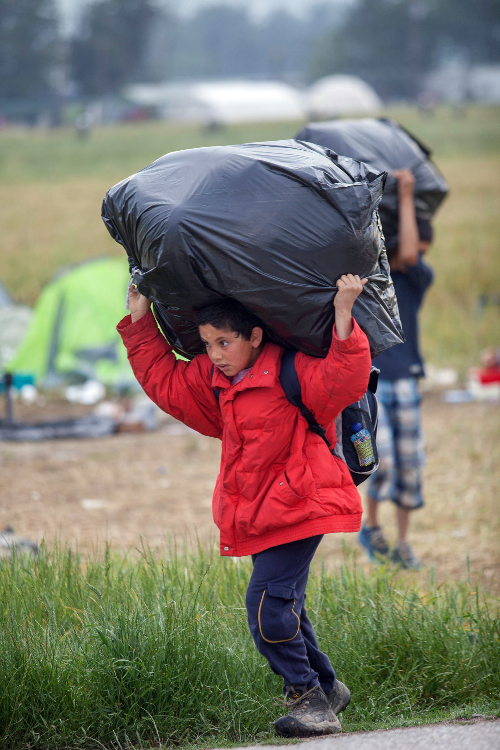 Η συγκινητική ΦΩΤΟ με τον μικρό πρόσφυγα που εγκαταλείπει την Ειδομένη