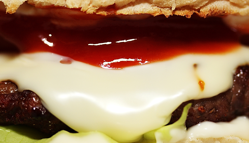 Έρευνα – σοκ για χάμπουργκερ στις ΗΠΑ: Bρέθηκαν ίχνη ανθρώπινου DNA και ποντικιών