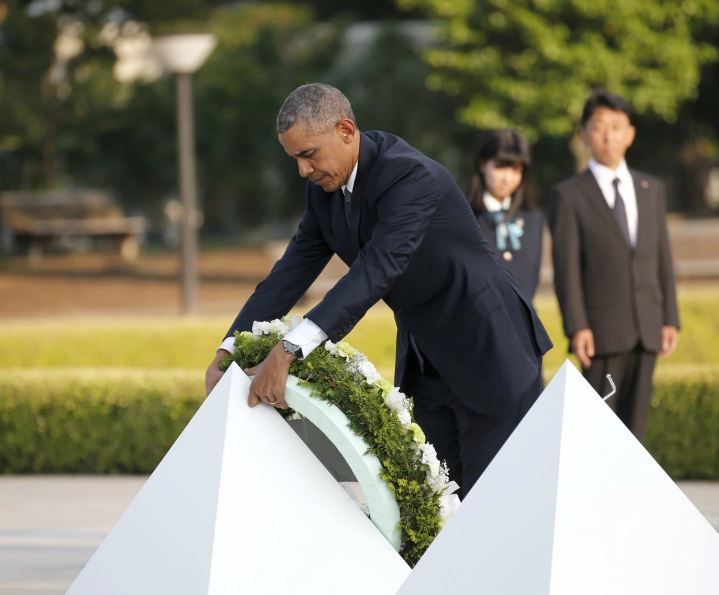 Ο Ομπάμα καταθέτει στεφάνι στη Χιροσίμα – ΦΩΤΟ