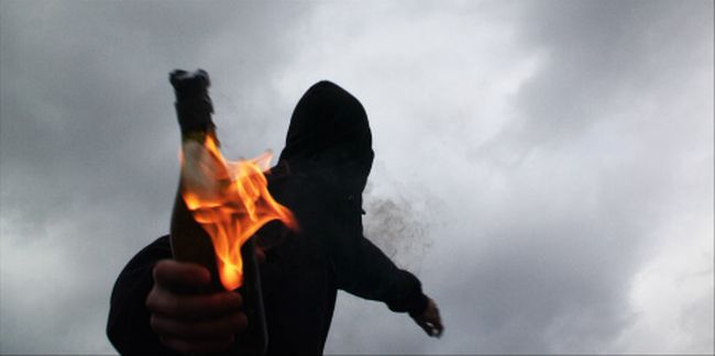 Ένταση και μολότοφ τα ξημερώματα γύρω από το Πολυτεχνείο