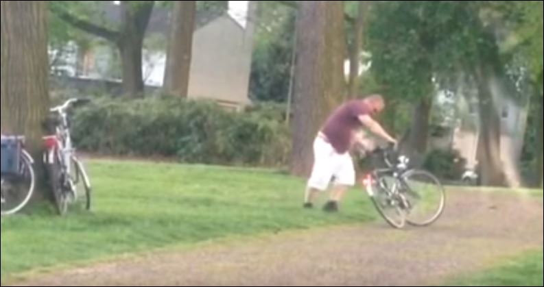 Ξεκαρδιστικό BINTEO – Mεθυσμένος προσπαθεί να κάνει ποδήλατο