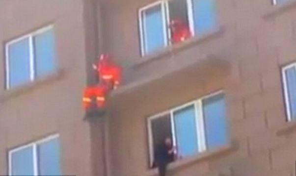 Διασώστης έσωσε γυναίκα που απειλούσε να πέσει από τον 6ο όροφο… κλωτσώντας την – ΒΙΝΤΕΟ