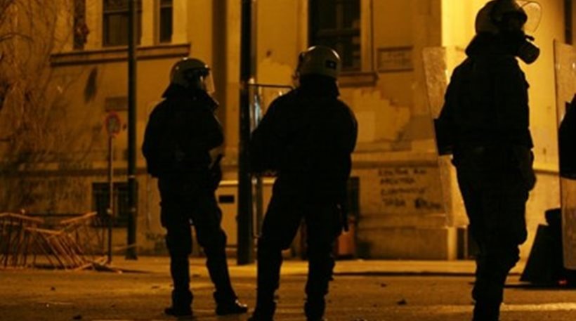 Επίθεση αγνώστων σε διμοιρία των ΜΑΤ στα Εξάρχεια