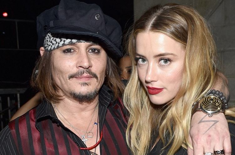 H Χερντ χαμογελάει έξω από το γραφείο του δικηγόρου της – ΦΩΤΟ