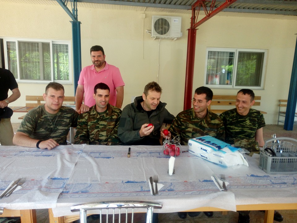 Ο Γκλέτσος τσουγκρίζει αυγά με φαντάρους – ΦΩΤΟ