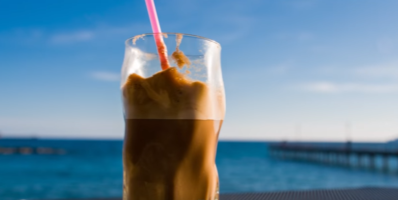 Ο κυπριακός οργανισμός τουρισμού μαθαίνει στους τουρίστες να φτιάχνουν φραπέ – ΒΙΝΤΕΟ