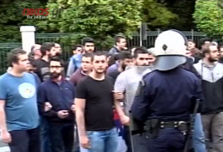 Η διαμαρτυρία του ΠΑΜΕ έξω από το Μέγαρο Μαξίμου – ΒΙΝΤΕΟ