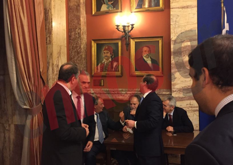 Ο Κώστας Καραμανλής στο εντευκτήριο της Βουλής – ΦΩΤΟ