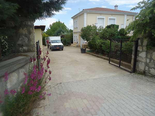 Με δάκρυα στα μάτια αποχωρίστηκε τα ροτβάιλερ ο 72χρονος – ΒΙΝΤΕΟ