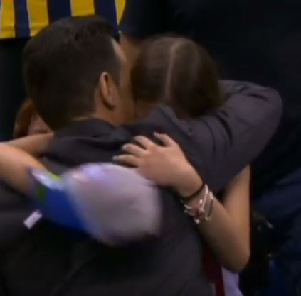 Η αγκαλιά του Ιτούδη με την κόρη του – ΒΙΝΤΕΟ