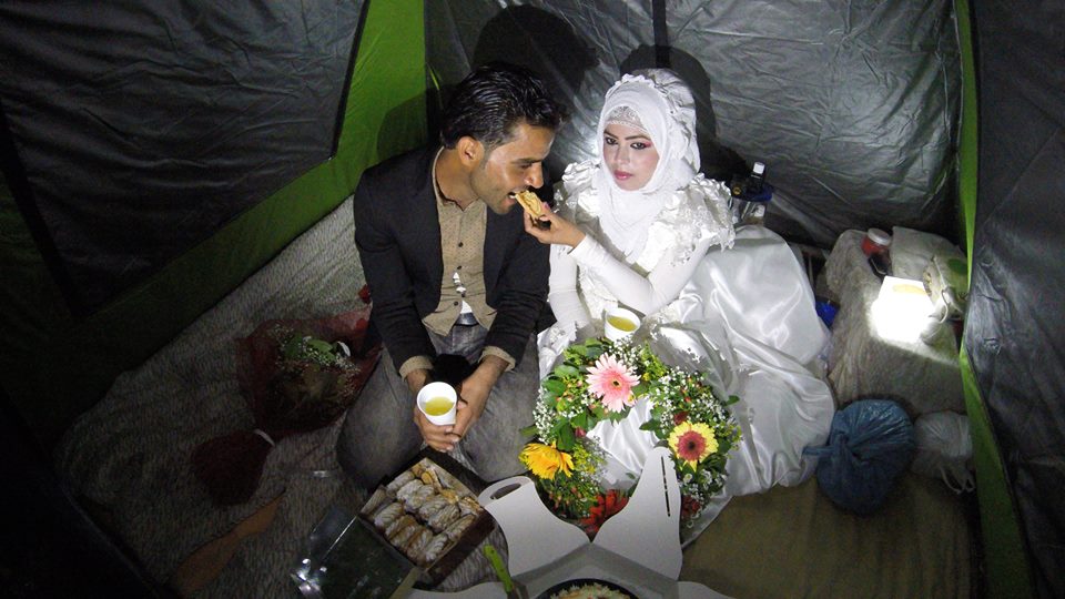 Συγκίνηση για τον γάμο προσφύγων στην Ειδομένη – ΦΩΤΟ – ΒΙΝΤΕΟ