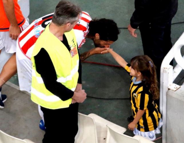 Κόρη μεγάλου ποδοσφαιριστή το κοριτσάκι με την «κιτρινόμαυρη» που φιλά ο Τσόρι – ΦΩΤΟ