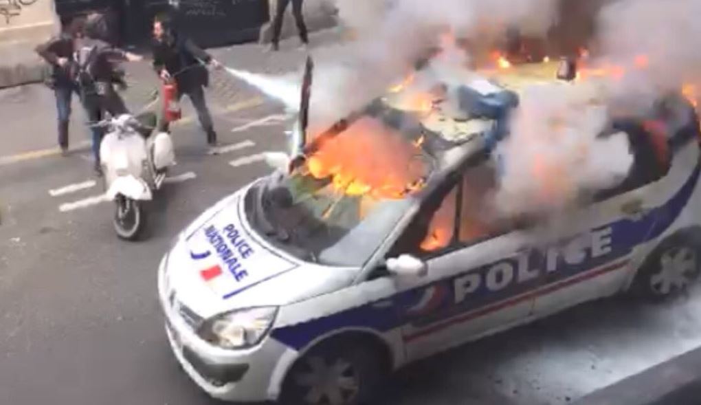 Διαδηλωτές έβαλαν φωτιά σε περιπολικό στο Παρίσι – ΦΩΤΟ