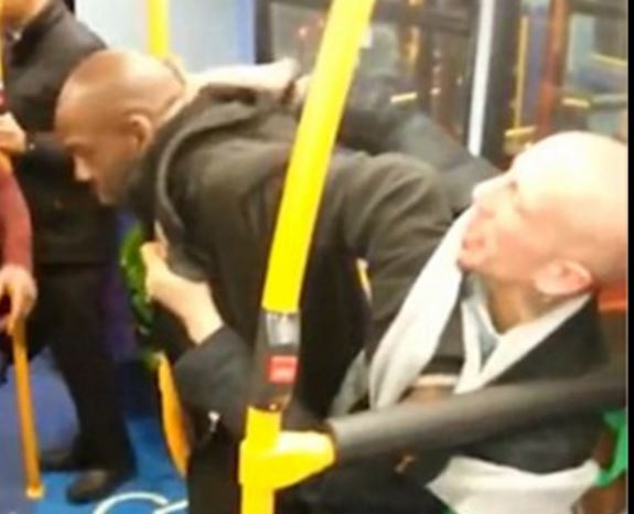 Λονδίνο: Καυγάς σε λεωφορείο με δύο εκδοχές ως λόγο – ΒΙΝΤΕΟ