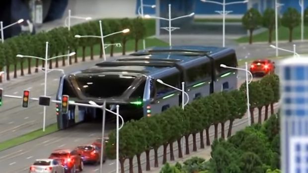 Λεωφορείο που λύνει το πρόβλημα στο μποτιλιάρισμα – ΒΙΝΤΕΟ