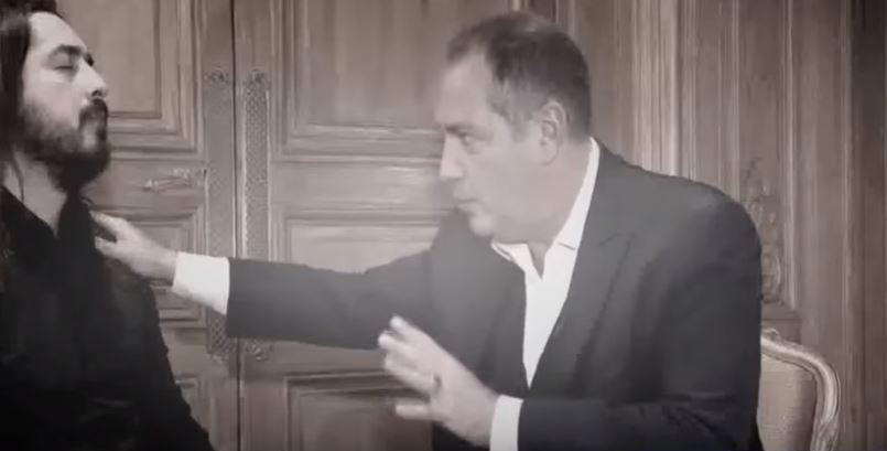 Τηλεθεατής “υπνωτίστηκε” ενώ παρακολουθούσε μια εκπομπή … υπνωτισμού – ΒΙΝΤΕΟ