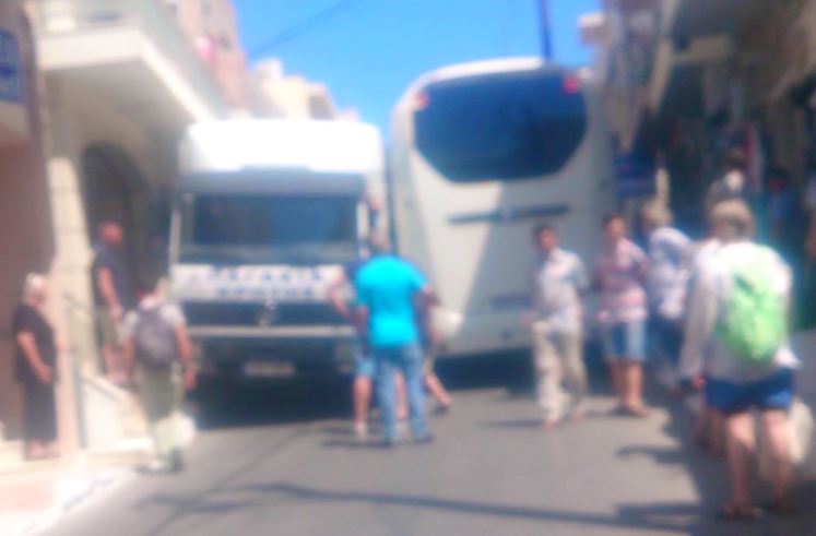 Λεωφορείο με τουρίστες “σφήνωσε” σε δρόμο στην Ελούντα – ΒΙΝΤΕΟ