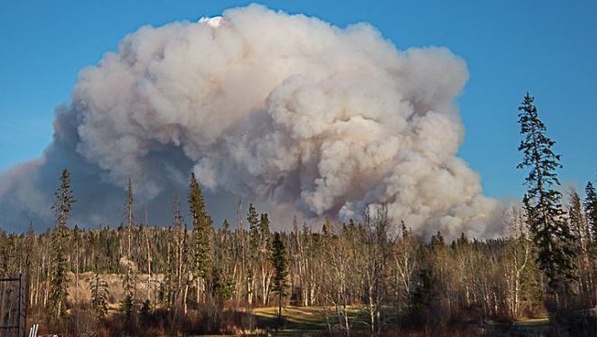Σε εξέλιξη πυρκαγιά στην Αλμπέρτα του Καναδά – ΒΙΝΤΕΟ