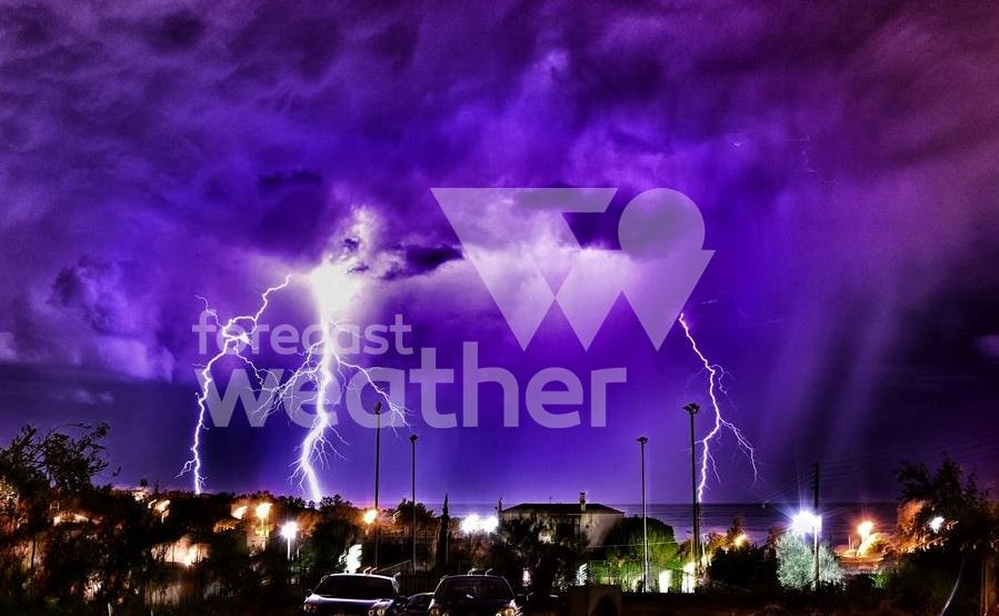 Οι αστραπές έκαναν τη νύχτα… μέρα στα νότια προάστια – ΦΩΤΟ