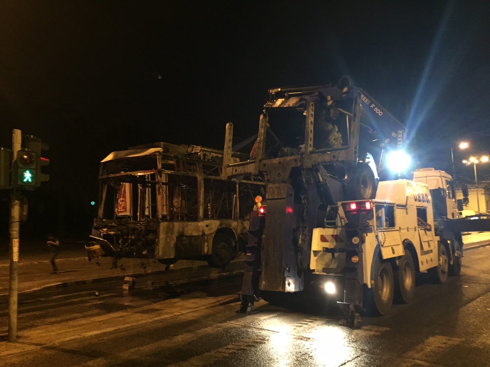 ΦΩΤΟ από την επίθεση με μολότοφ στο ύψος του Πολυτεχνείου